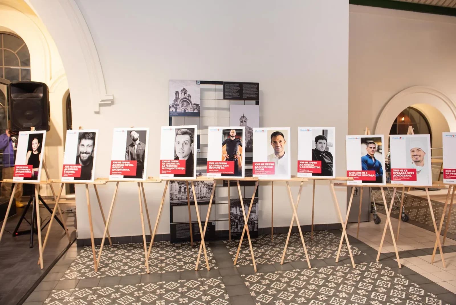 Porträts und Botschaften der Ausstellung #ЧестноЗаХИВ