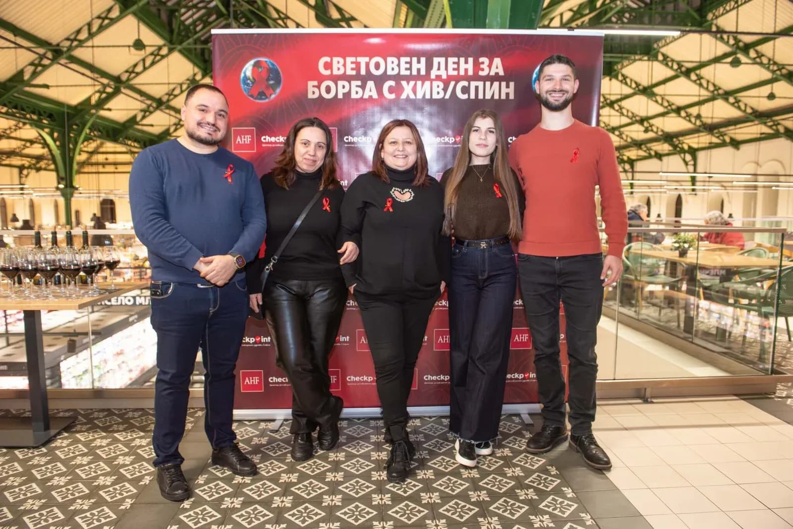 Gruppenfoto vor dem Veranstaltungshintergrund