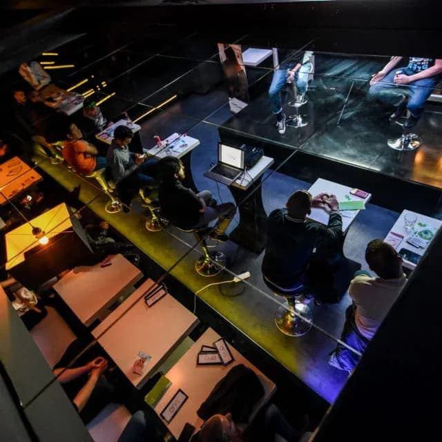 Vista dall’alto del pubblico e del palco