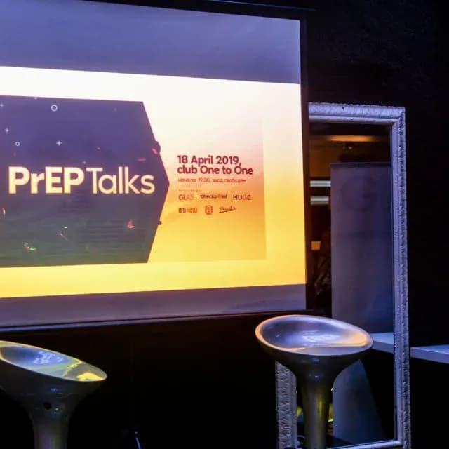 Schermo con la scritta PrEP Talks accanto al palco