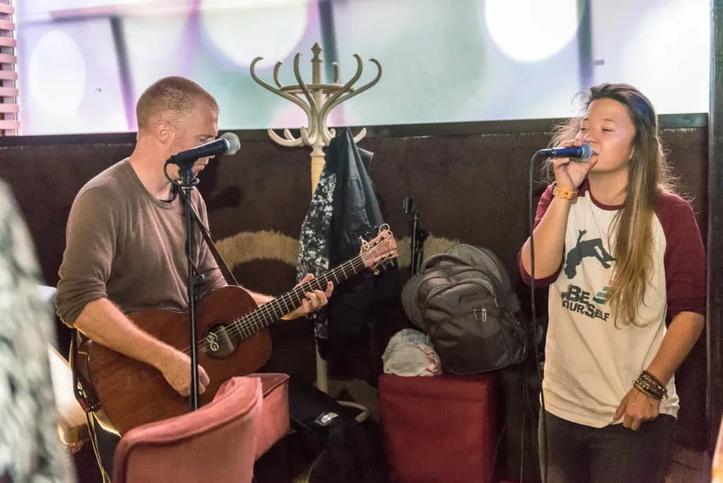 Un guitarrista y una cantante durante el evento