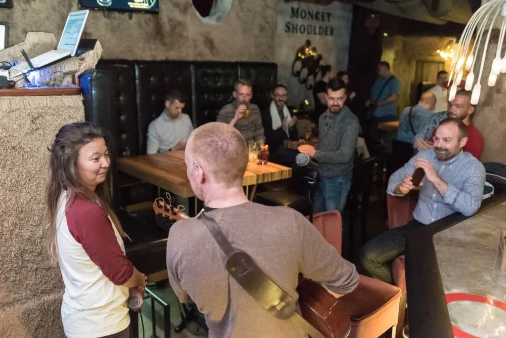 Participantes conversan alrededor de una mesa