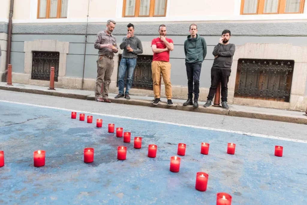 Velas rojas ante los participantes reunidos