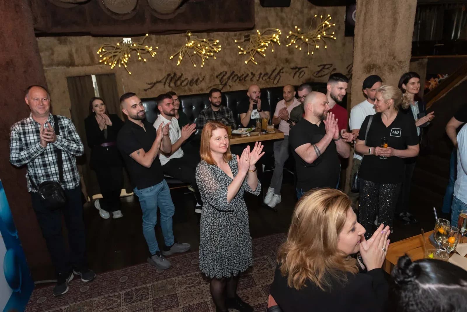 Ospiti applaudono alla festa di CheckPoint