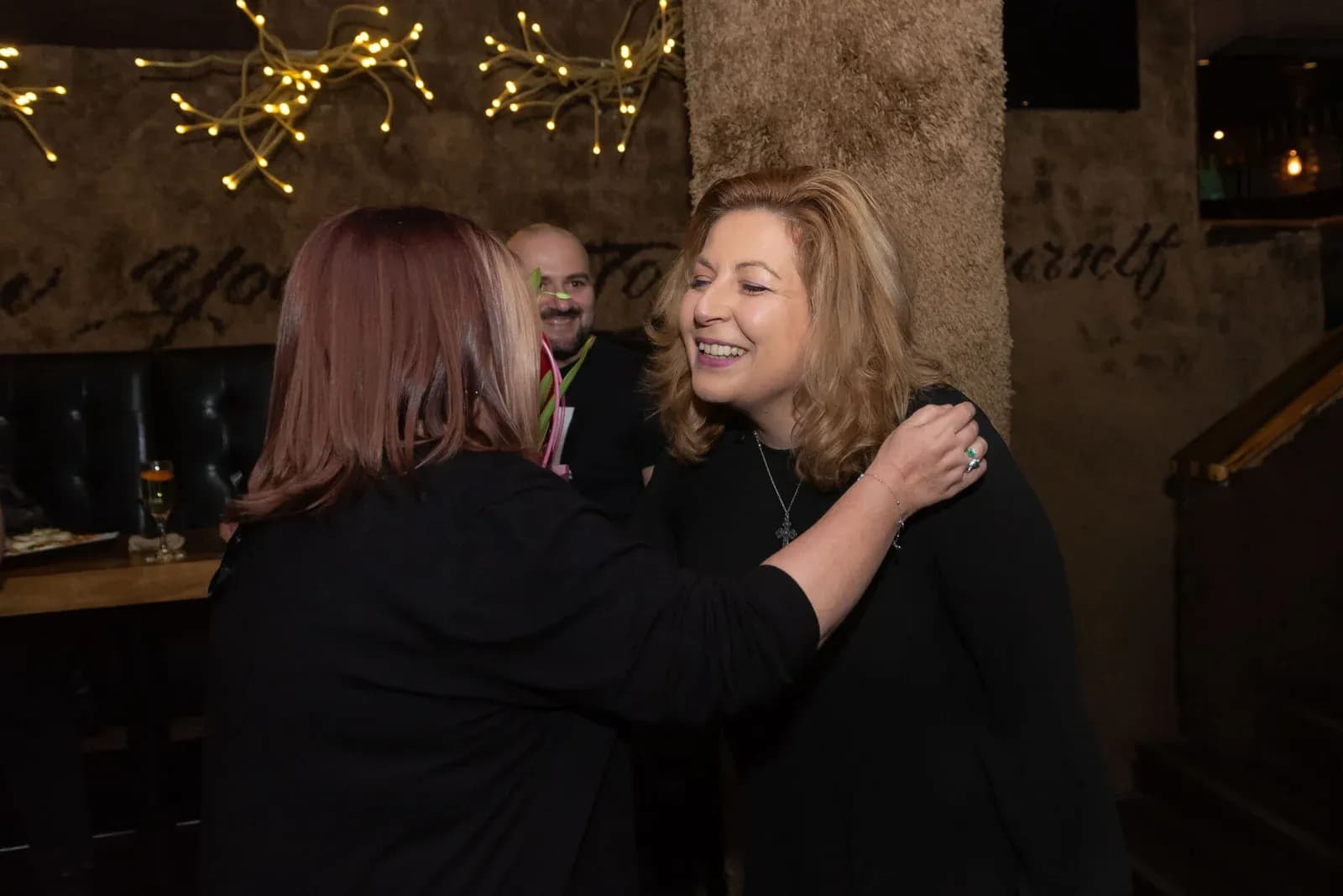 Due donne si salutano alla festa