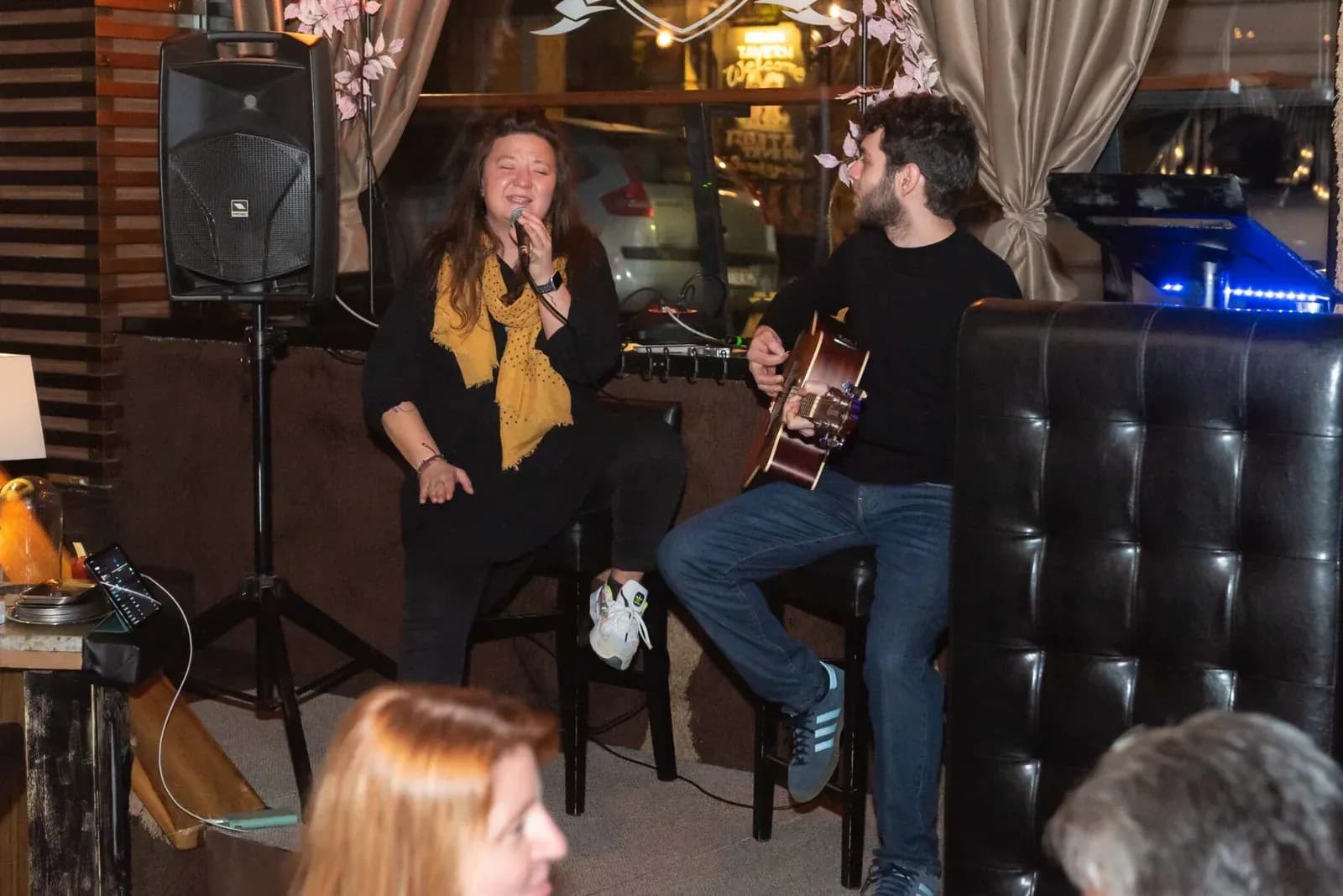 Una cantante e un chitarrista si esibiscono dal vivo