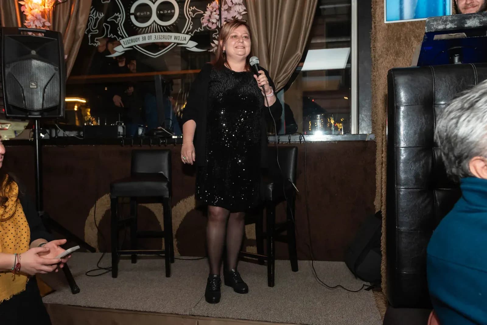 Una donna parla al microfono durante la festa