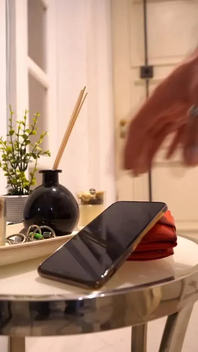 Un portefeuille et des clés sur une table dans une vidéo #CondomCheck