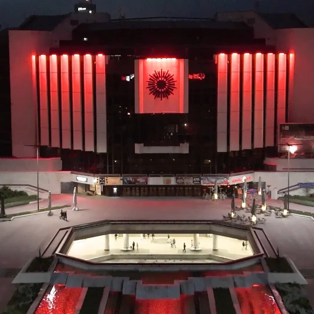 Der Nationale Kulturpalast bei Nacht in rotem Licht